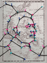 Na grafice jeden z plakatów prezentowanych na wystawie.