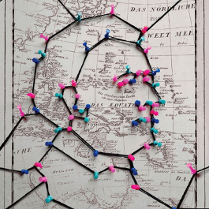 Na grafice jeden z plakatów prezentowanych na wystawie.