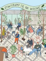 Plakat przedstawia wiosenną scenę na dziedzińcu, gdzie ludzie spędzają czas na świeżym powietrzu. Na górze widnieje baner z napisem "OTWIERAMY SIĘ NA WIOSNĘ!" ozdobiony zielonymi listkami. Dziedziniec jest wyłożony jasną kostką, a pomiędzy nią rosną młode drzewa i doniczkowe rośliny. Ludzie odpoczywają przy kawiarnianych stolikach, pijąc kawę i rozmawiając.