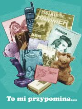 Grafika, w której centralną część stanowią zdjęcia przedmiotów z lat 90. - czasopisma, pluszaki, zdjęcia, telefon, joystick, walkman, nałożone na turkusowe tło. Poniżej biały napis: "To mi przypomina...".