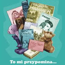 Grafika, w której centralną część stanowią zdjęcia przedmiotów z lat 90. - czasopisma, pluszaki, zdjęcia, telefon, joystick, walkman, nałożone na turkusowe tło. Poniżej biały napis: "To mi przypomina...".