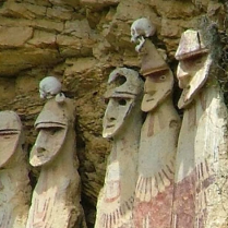 Na zdjęciu sarkofagi w Karaija fot. P. Sielicki.