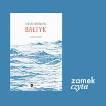 Na niebieskim tle okładka książki pt. "Bałtyk. Podróż literacka". Na okładce widać liczne niebieskie fale.
