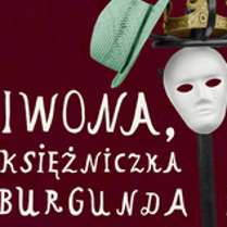 Grafika do spektaklu "Iwona, księżniczka Burgunda". Na ciemno czerwonym tle w centralnej części grafiki znajduje się biała teatralna maska, nad nią umieszczono złotą koroną oraz dwa kapelusze. Całość wisi na retro wieszaku na płaszcze. Reżyseria: Marek Cyris. Spektakl na podstawie sztuki Witolda Gombrowicza.