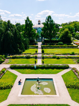 Ogród Botaniczny. Fontanna, rośliny, drzewa i ścieżki spacerowe.