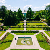 Ogród Botaniczny. Fontanna, rośliny, drzewa i ścieżki spacerowe.