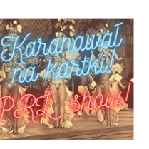 zdjęcie przedstawia trzy tancerki w strojach przypominających karnawał brazylijski; pośrodku tytuł spektkalu w formie niebiesko - czerwonego neonu z czasow PRLu