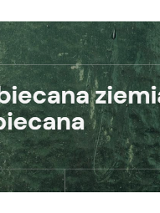 na ciemnozielonym tle biały tytuł spektaklu