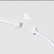 na jasnym tle biały tytuł spektaklu, poniżej fragment zerwanego sznurka o postrzępionych końcówkach