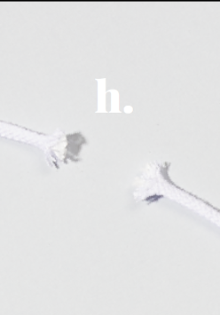 na jasnym tle biały tytuł spektaklu, poniżej fragment zerwanego sznurka o postrzępionych końcówkach