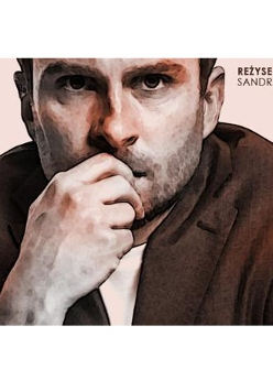 na bladoróżowym tle fragment postaci mężczyzny w brązowej marynarce. Mężczyzna trzyma dłoń przy ustach patrząc wprost w obiektyw, na ramieniu marynarka ma białą plamę.