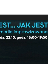 Po prawej stronie zdjęcia, na czarnym tle, grupa osób, stojących jeden z drugim, ze zdziwieniem patrzących w lewą stronę. Na grafice również tytuł i data przedstawienia,