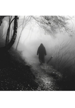Czarno-białe zdjęcie. Ścieżką w lesie idzie postać ubrana w szeroką czarną szatę z kapturem. Wokół drzewa i krzewy we mgle.