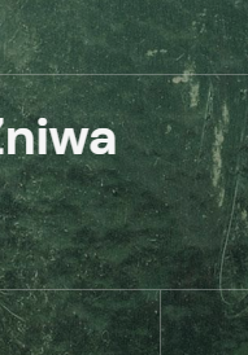 na ciemnozielonym tle biały tytuł spektaklu