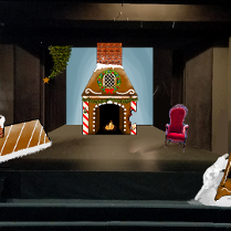 Na środku świątecznie udekorowany kominek, przy nim czerwony fotel. Z lewej strony fragment częściowo ośnieżonego, brązowego dachu.