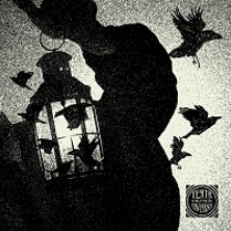 Grafika w ciemnych kolorach przedstawiająca rękę i trzymaną przez nią latarnię. W tle czarne ptaki.