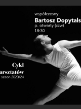 na czarnym tle widoczna postać tancerza, stojacego tyłem, ubranego w białe krótkie spodenki i białą koszulkę bez rękawów. Postać przechylona jest do tyłu, prawą rękę wyciąga przed siebie, lewą za siebie. Obok informacje o spektaklu.