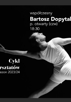 na czarnym tle widoczna postać tancerza, stojacego tyłem, ubranego w białe krótkie spodenki i białą koszulkę bez rękawów. Postać przechylona jest do tyłu, prawą rękę wyciąga przed siebie, lewą za siebie. Obok informacje o spektaklu.