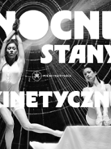 na ciemnym tle dwie tancerki w białych strojach, jedna z nich po prawej stronie siedzi na podłodze, druga, z lewej strony stoi z rękoma wyciągniętymi do góry. Na grafice biały gruby napis Nocne Stany kinetyczne oraz niewielki biały logotyp teatru.