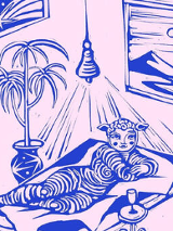 rysunek wnętrza pomieszczenia, na podłodze na kocu leży postać kobieca w obcisłym kombinezopnie, ma nakrycie na głowie z uszami