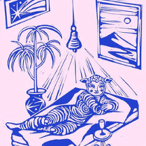 rysunek wnętrza pomieszczenia, na podłodze na kocu leży postać kobieca w obcisłym kombinezopnie, ma nakrycie na głowie z uszami