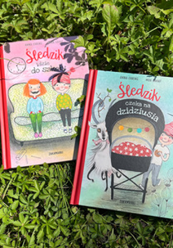 na zielonej trawie leżą dwie książki o przygodach Śledzika