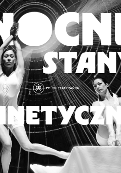 na ciemnym tle dwie tancerki w białych strojach, jedna z nich po prawej stronie siedzi na podłodze, druga, z lewej strony stoi z rękoma wyciągniętymi do góry. Na grafice biały gruby napis Nocne Stany kinetyczne oraz niewielki biały logotyp teatru.