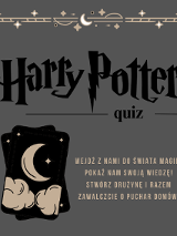 Na ciemnym tle czarny napis Harry Potter oraz czarne karty do gry z księżycem, chmurami i gwiazdami.