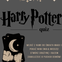 Na ciemnym tle czarny napis Harry Potter oraz czarne karty do gry z księżycem, chmurami i gwiazdami.