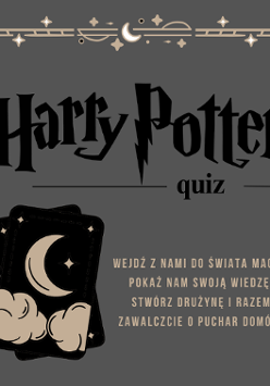 Na ciemnym tle czarny napis Harry Potter oraz czarne karty do gry z księżycem, chmurami i gwiazdami.