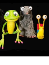 grafika przedstawiająca kolorowe pluszowe zwierzęta: dwie żaby, ślimaka, szczura i pająka; po prawej stronie tytuł i autor spektaklu