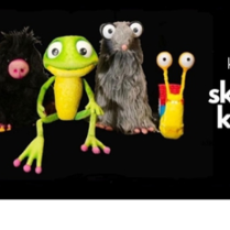 grafika przedstawiająca kolorowe pluszowe zwierzęta: dwie żaby, ślimaka, szczura i pająka; po prawej stronie tytuł i autor spektaklu