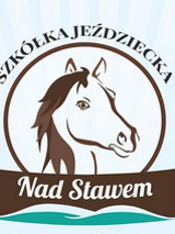 Logo z głową konia w kole, pod nim biały napis na brązowym prostokącie.