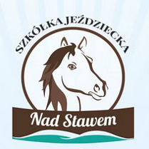 Logo z głową konia w kole, pod nim biały napis na brązowym prostokącie.