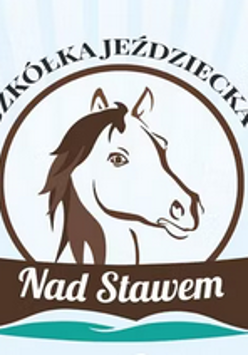 Logo z głową konia w kole, pod nim biały napis na brązowym prostokącie.