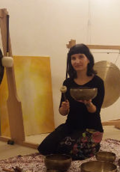 grająca na misach gongach