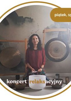 Kobieta siedzi przy misach i gongach do grania.