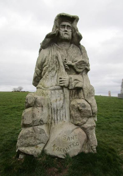 granitowy posąg bretońskiego świętego