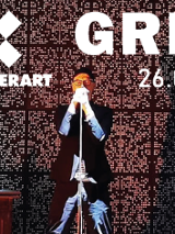 Trzech mężczyzn stoi na scenie. Po lewej mężczyzna obsługuje konsolę DJ'a. Na środku mężczyzna śpiewa. Po prawej mężczyzna gra na skrzypcach. W tle świecący ekran. Napisy: "KontenerART. GRETA 26.04".