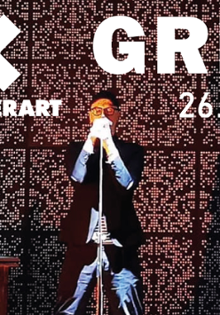 Trzech mężczyzn stoi na scenie. Po lewej mężczyzna obsługuje konsolę DJ'a. Na środku mężczyzna śpiewa. Po prawej mężczyzna gra na skrzypcach. W tle świecący ekran. Napisy: "KontenerART. GRETA 26.04".