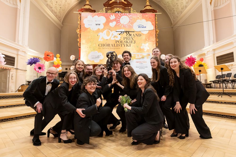 Grupa chórzystów cieszy się ze zdobytej nagrody.