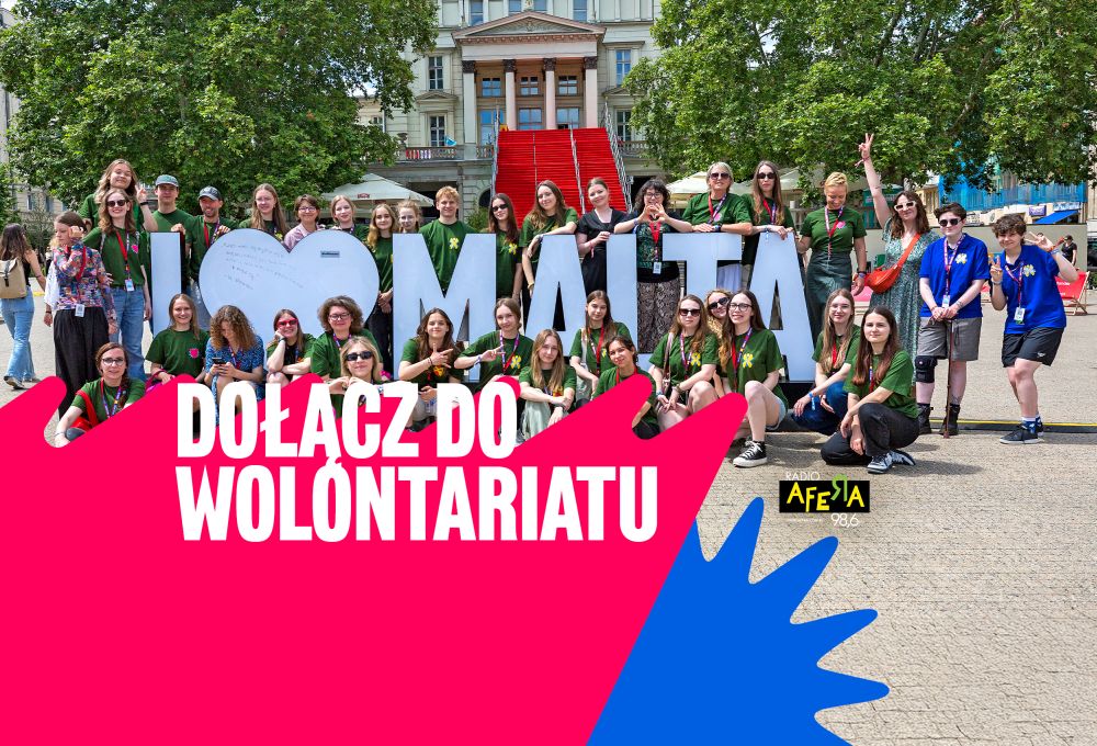 Grupa młodych ludzi pozuje do zdjęcia na placu Wolności.