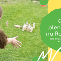 Plakat o grach plenerowych, na którym dziecko kuca na trawie a przed nim rozstawione sa drewniane klocki.