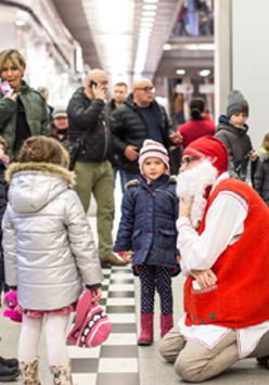 Gwiazdor rozmawia z dziećmi
