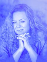 Zdjęcie artystki w rozpuszonych włosach.