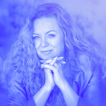 Zdjęcie artystki w rozpuszonych włosach.