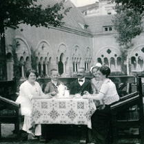 herbatka na dziedzińcu