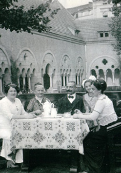 herbatka na dziedzińcu