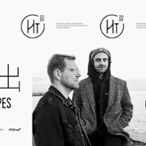 Plakat koncertu Hinode Tapes w Poznaniu. Widoczny napis: "5.12.2025, godz. 19:00, Pawilon, ul. Ewangelicka, Poznań". Tło czarno-białe, z trzema osobami siedzącymi nad wodą oraz japońskimi znakami i nazwą zespołu.