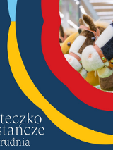 Plakat promujący warsztaty Hobby Horse w Miasteczku Powstańczym. W prawym, górnym narożniku zdjęcie hobby horsów. Granatowe tło obok czerwone, żółte i niebieskie wstęgi.